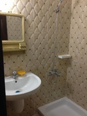 Bathroom - Ikhwa studio apartments -Female guests only- (Amman)