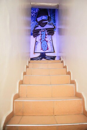 Habitación triple económica | Escaleras