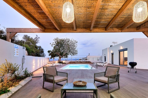 Villa Emilia Agia Pelagia - kahden erillisen huvilan kompleksi, jossa on yhteinen puutarha