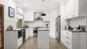 KylskÄp, mikrovÄgsugn, ugn och spishÀll