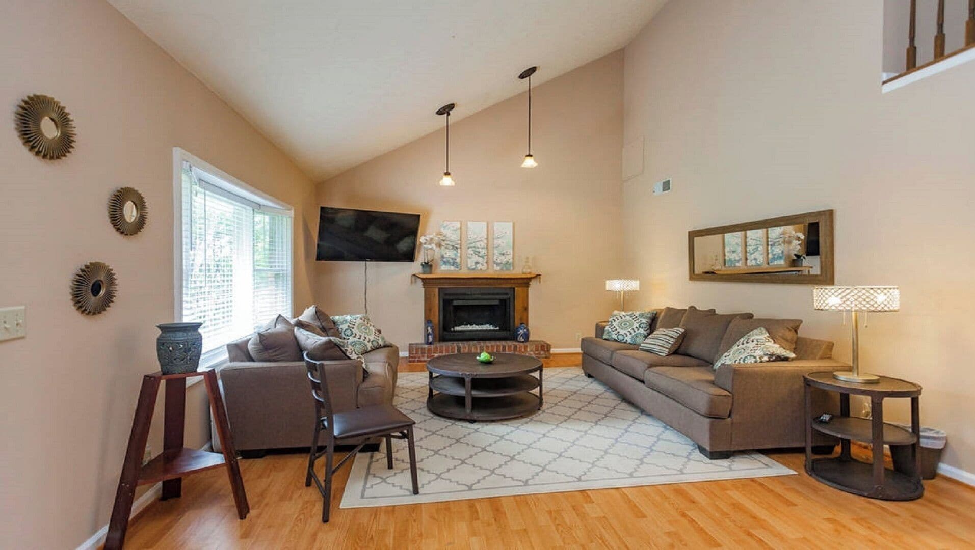 Televisor intel·ligent, llar de foc i llibres 