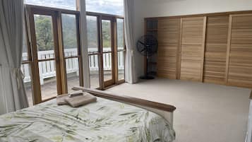 4 bedrooms, iron/ironing board, WiFi (free), bed sheets