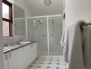 Ducha y bañera combinadas, secador de pelo, toallas y jabón