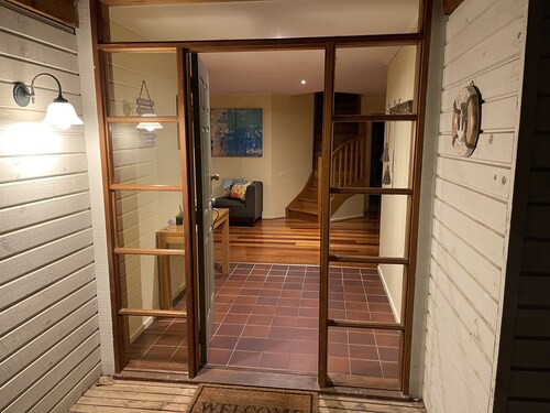 3/4 acre Beach House, walk to beach & Mt Martha hamlet on Estuary boardwalk