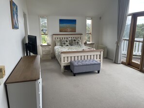 4 bedrooms, iron/ironing board, free WiFi, bed sheets - 3/4 acre Beach House, walk to beach & Mt Martha hamlet on Estuary boardwalk (Mount Martha)