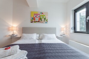 1 室のベッドルーム、デスク、防音設備、アイロン / アイロン台