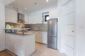 Refrigerador, microondas, lavavajillas y tetera eléctrica 