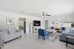 تلفزيون، مشغل دي في دي، مكتب، طابعة