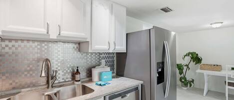 Cafetera y tetera, refrigerador, microondas y horno