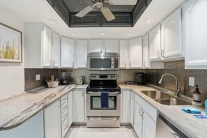 ثلاجة، ميكروويف، فرن، موقد طهي مسطح