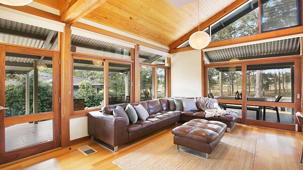 TV - TEAHOUSE - THE VINTAGE HOLIDAY HOUSES (POKOLBIN)