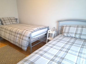 2 chambres, coffre-fort, fer et planche à repasser