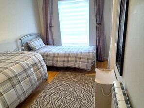 2 soverom, safe på rommet, strykejern/-brett og reiseseng for barn