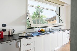 Frigorífico, microondas, horno y placa de cocina