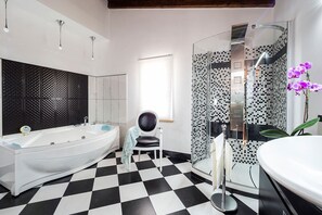 Bathtub, hair dryer, towels - Splendid villa with pool, wellness area, football pitch in Agrigento - 14 pax (Agrigento)