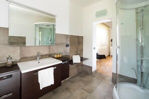 Badewanne, Haartrockner, Handtücher