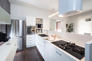 Refrigerador, microondas, horno, placa de cocina