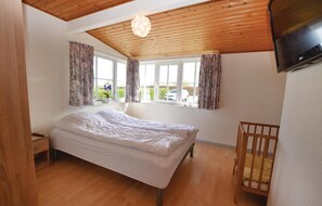 2 bedrooms, travel crib, free WiFi