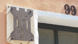 Ein Schild mit dem Schriftzug 'Gites les 31 Tours' an einer Wand befestigt.
