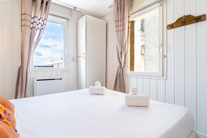 2 dormitoris, planxa i posts de planxar, un bressol de viatge i wifi 