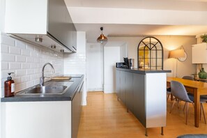 Microwave, oven, dishwasher, coffee/tea maker