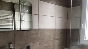 A modern bathroom with a white sink, a mirror, a shower, and a bathtub. - Apartment 4/6 pers, 50m², Les Houches Chamonix (Les Houches)