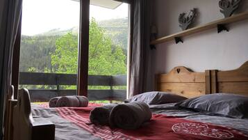 2 bedrooms, bed sheets