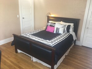 5 bedrooms, iron/ironing board, free WiFi, bed sheets