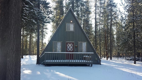 Exterior. Tall Pines Guest House between Sunriver and La Pine (Pet friendly) A-frame Cabin