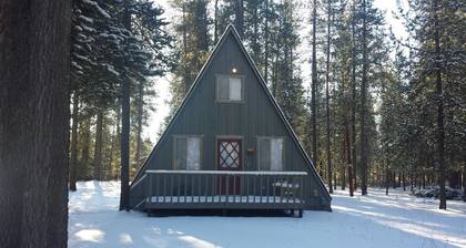 Tall Pines Guest House between Sunriver and La Pine (Pet friendly) A-frame Cabin