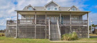 Tilava ja kaunis koti! Erinomainen perheen hauskanpitoon ja rentoutumiseen. 