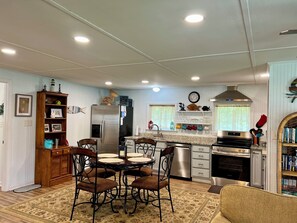 Jääkaappi, mikroaaltouuni, uuni, liesi