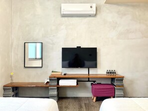 Quadruple Room | Bathroom | Shower, rainfall showerhead, free toiletries, hair dryer - Snug Nine Inn (Hengchun)