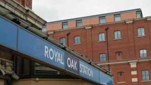 Um edifício com uma placa que diz 'ROYAL OAK STATION'.