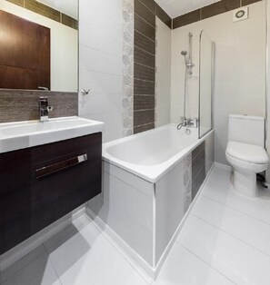 City Apartment, 2 Bedrooms | Bathroom | Shower, free toiletries, hair dryer, towels