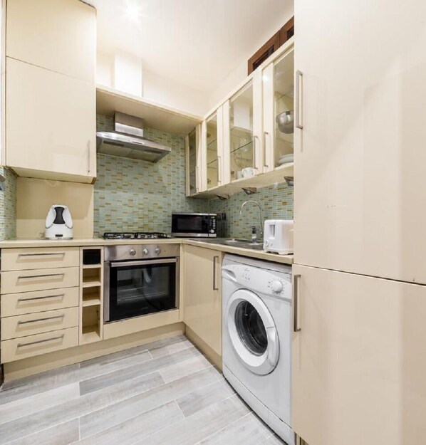 City Apartment, 2 Bedrooms | Private kitchen | Fridge, microwave, oven, stovetop