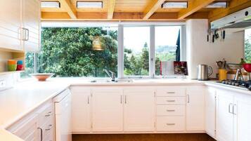 Familie huis | Privékeuken | Een koelkast, een microgolfoven, een oven, een kookplaat