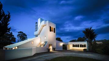 واجهة المنشأة - في المساء/الليل