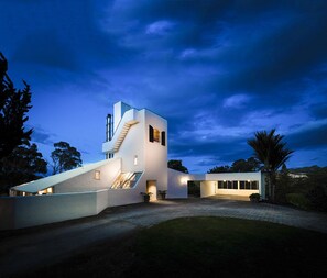 Voorkant accommodatie - avond/nacht