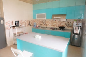 Deluxe Duplex, 5 Bedrooms | Shared kitchen | Fridge, oven, stovetop, rice cooker