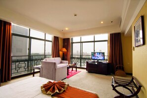 Ropa de cama de alta calidad, minibar y cortinas blackout