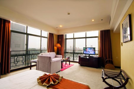 Premium bedding, minibar, blackout drapes, soundproofing