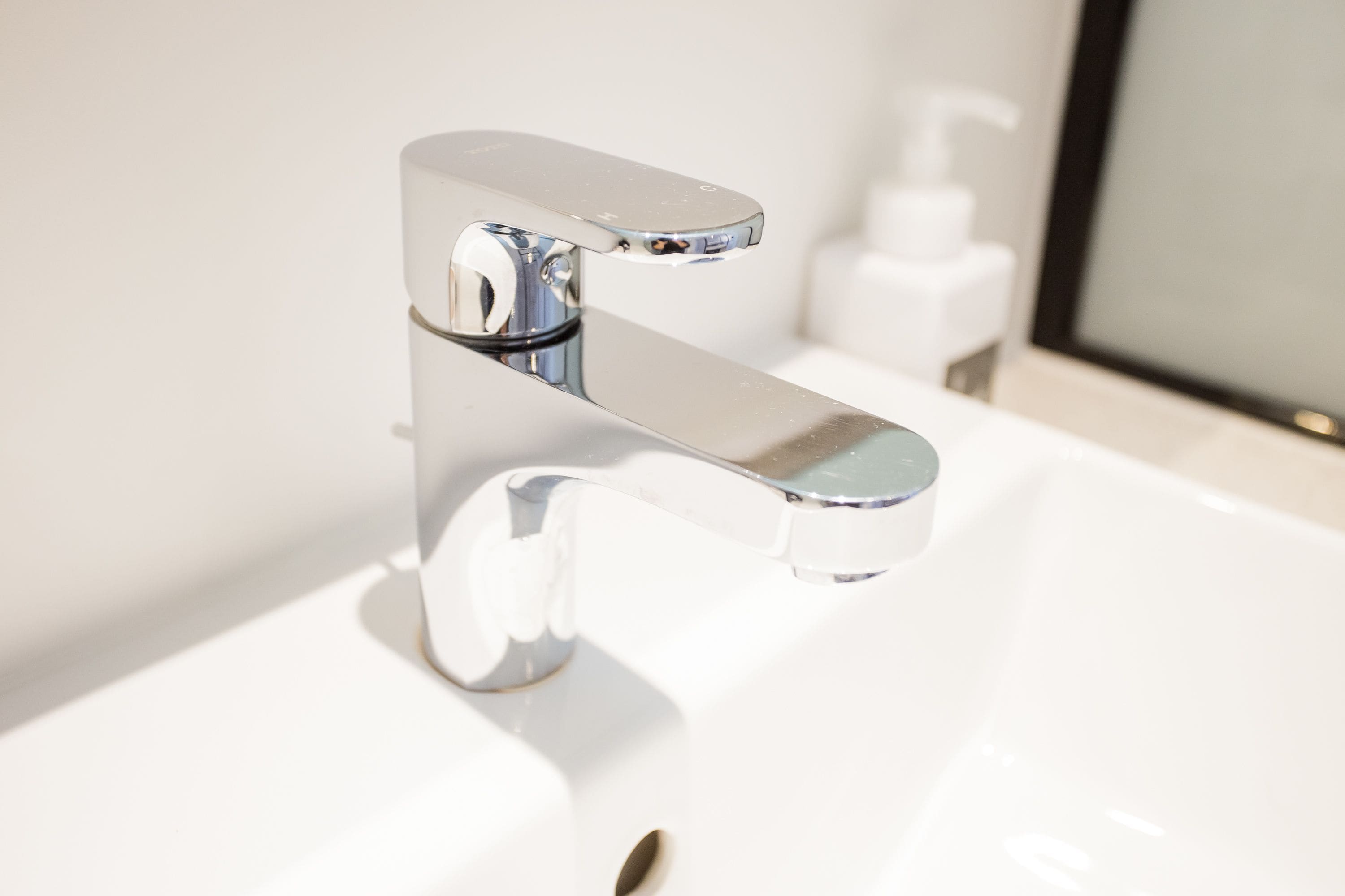 standard twin room, 2 single beds | bathroom sink