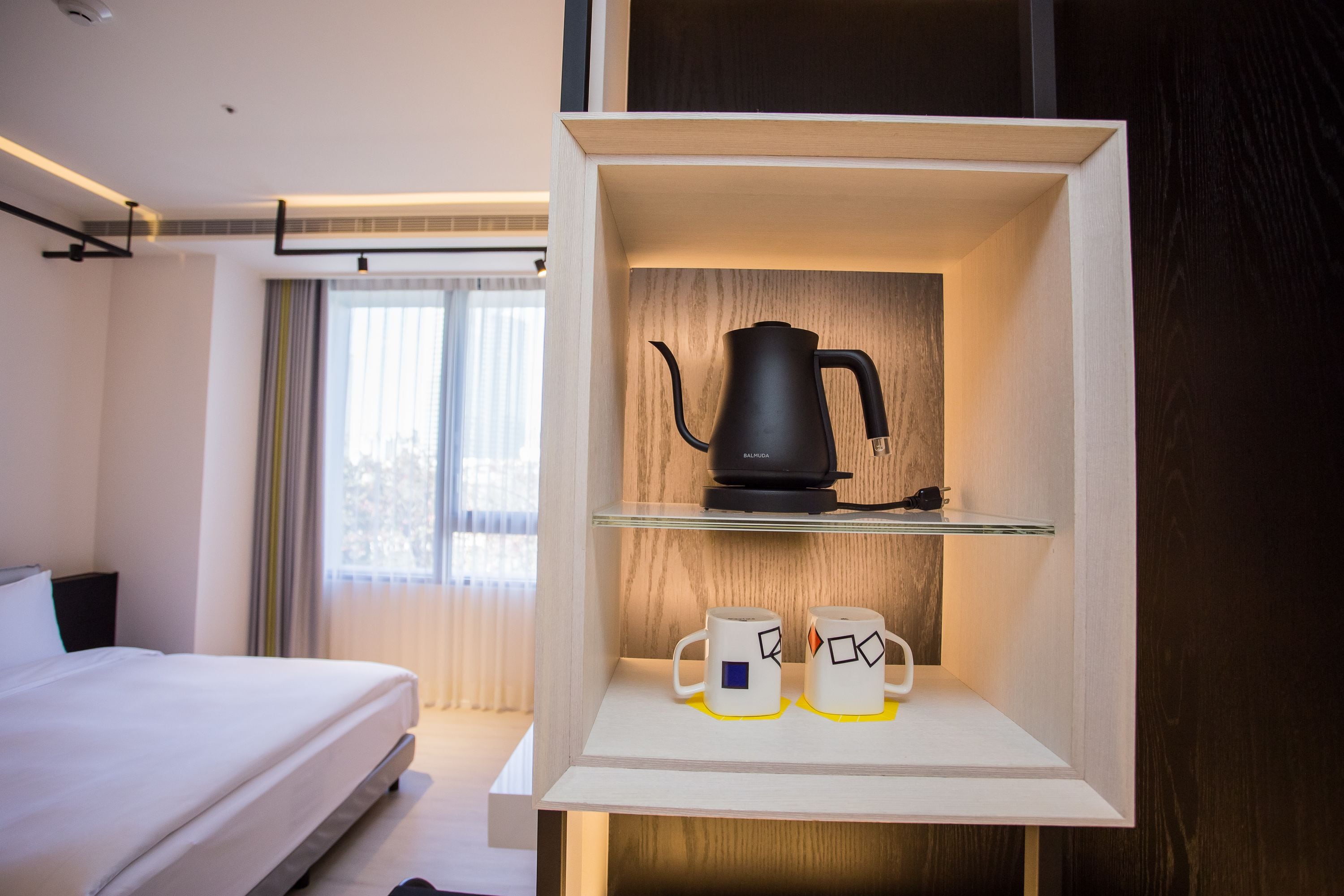 deluxe suite, 1 queen bed | 1 bedroom, in-room safe, desk, blackout curtains