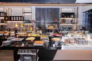 Daily full breakfast (TWD 440 per person)