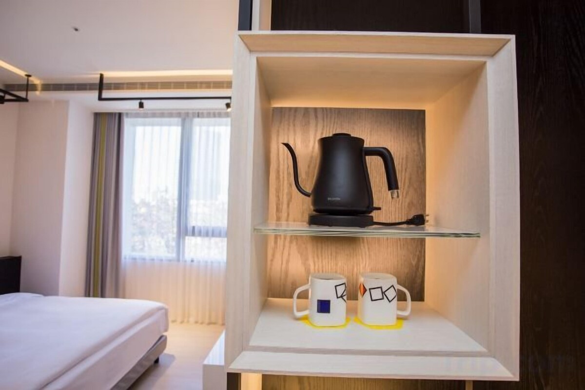 1 habitación, caja de seguridad en la habitación y escritorio