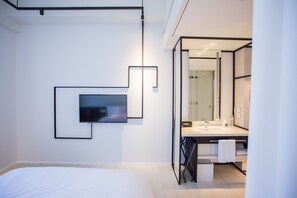 Standard Double Room | 1 bedroom, in-room safe, desk, blackout drapes - The Place Taichung (Taichung)