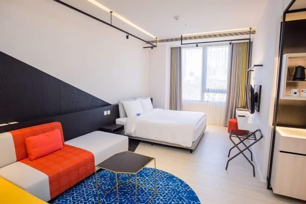 1 bedroom, in-room safe, desk, blackout drapes