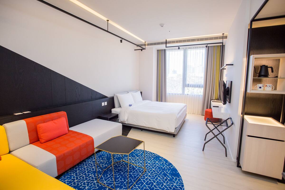 Deluxe Suite, 1 Queen Bed | 1 bedroom, in-room safe, desk, blackout drapes