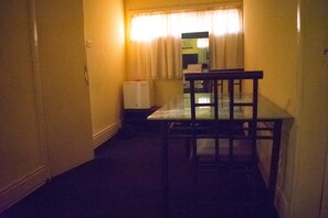 Executive-Doppelzimmer | Essbereich im Zimmer